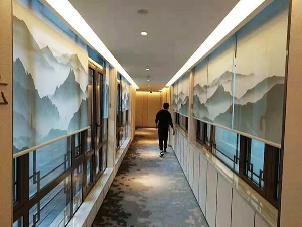 过道布置山水画遮光卷帘实景.jpg